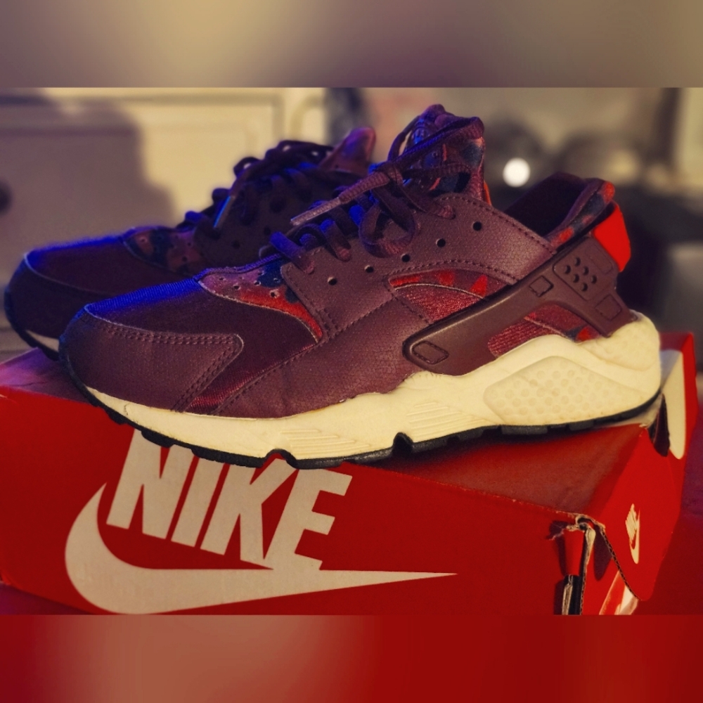 Nike Huaraches maroon and Red Sneakers